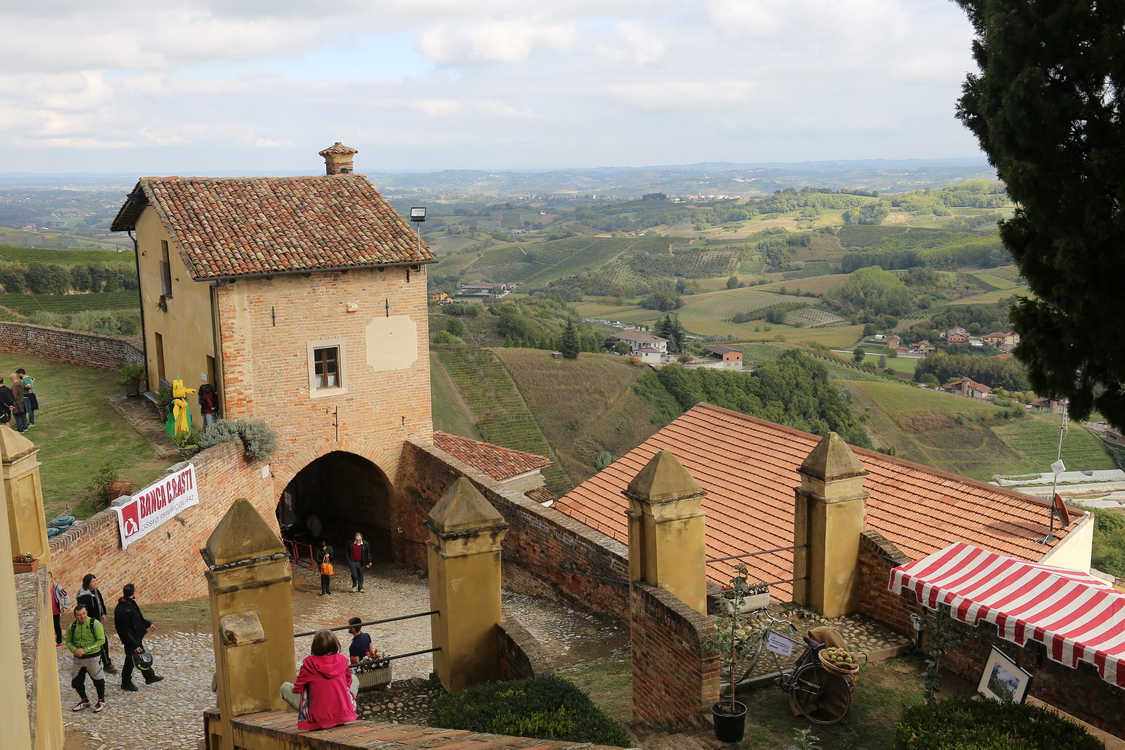 Cisterna_06.JPG - Ingresso al castello, oggi sede del museo Antichi mestieri