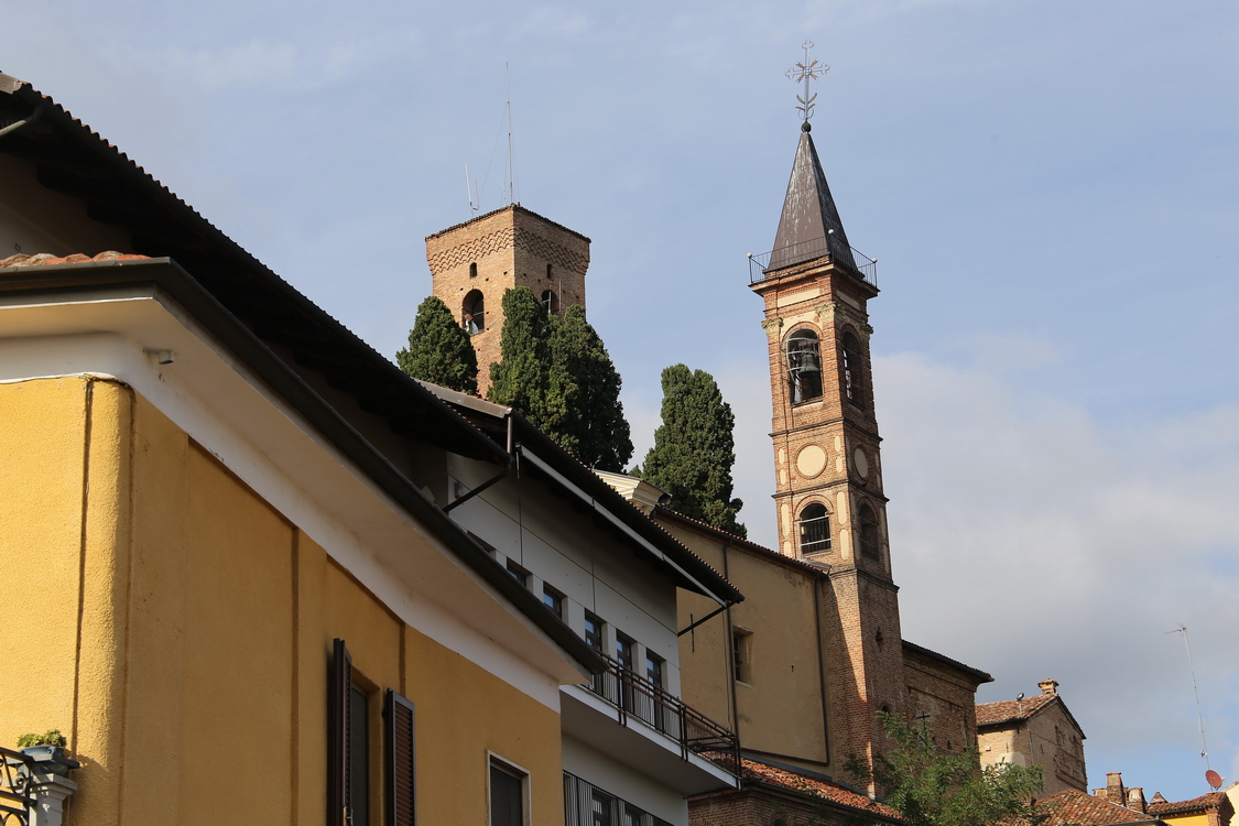 Cisterna_16.JPG - Il castello e la chiesa  di S. Giuseppe