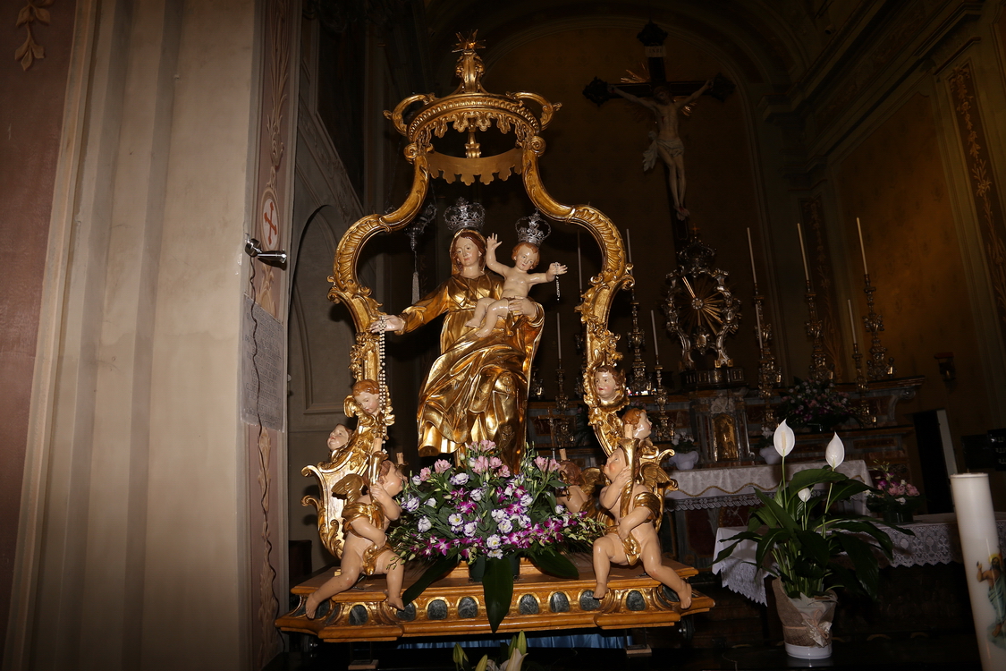 Cisterna_17.JPG - Stutua lignea della Madonna portata in solenne processione per le vie del paese il mattino della festa