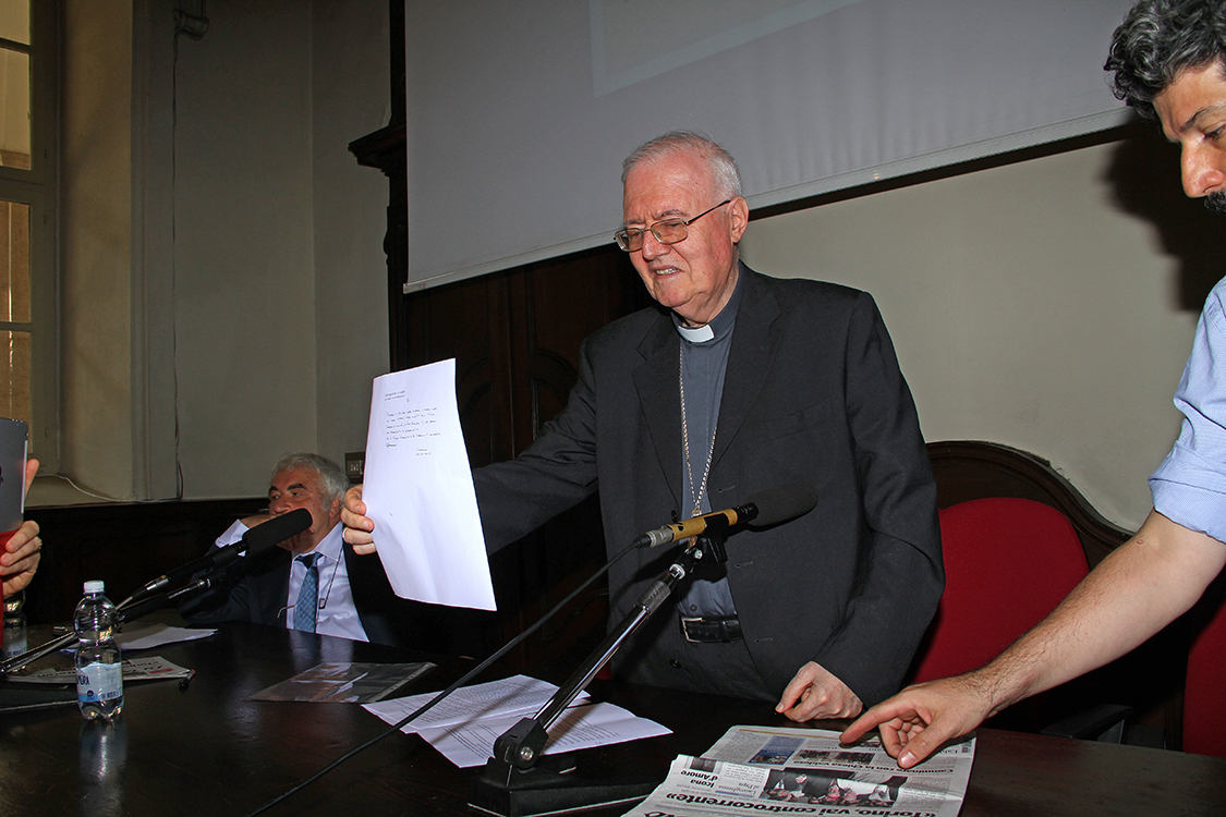 ConclusioneOstensione2015_02.JPG - Mons. Nosiglia presenta la lettera autografa di Papa Francesco in cui ringrazia tutti i volontari e quanti hanno contribuito alla buona riuscita della sua visita a Torino