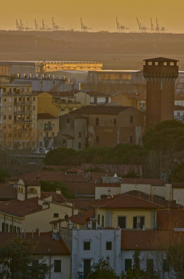 04.jpg - ...il vecchio porto si sovrappone al nuovo...di quella città di cui mi sfugge il nome...