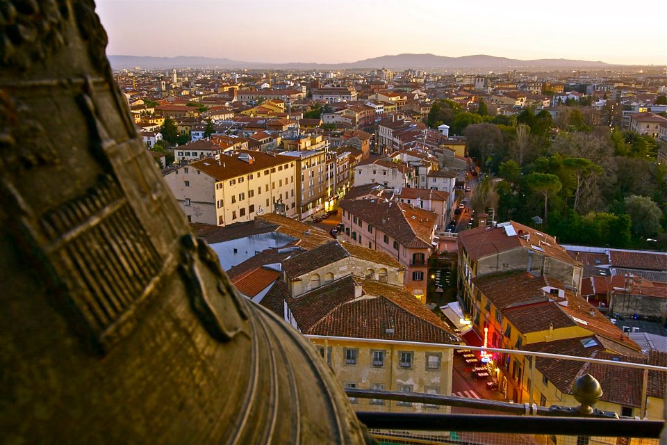 12.jpg - Le sue campane a 60 metri di altezza vigilano sulla città....