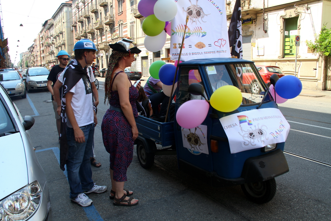 Gaypride2015_014.JPG - Torino 27 Giugno 2015 Gay Pride - Preparativi prima della sfilata