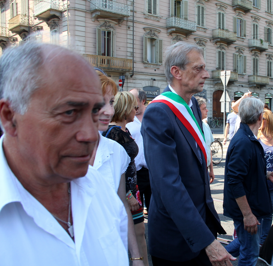 Gaypride2015_051.JPG - Il Sindaco Piero Fassino dietro lo striscione del Pride. La sfilata ha inizio