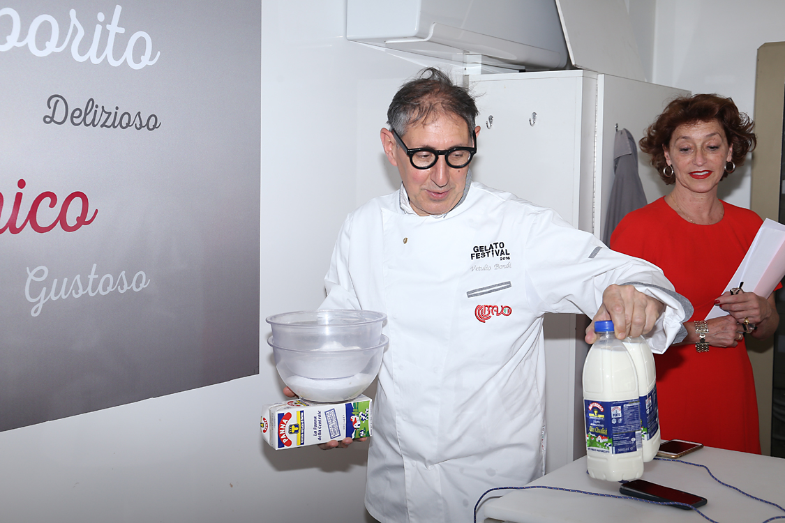 GelatoFestival2016_105.jpg - Il coordinatore Vetulio Bondi prepara il suo gelato dedicato alla tappa del Giro d'Italia