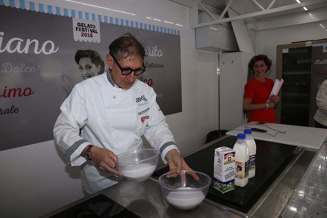 GelatoFestival2016_106.jpg - Il coordinatore Vetulio Bondi prepara il suo gelato dedicato alla tappa del Giro d'Italia