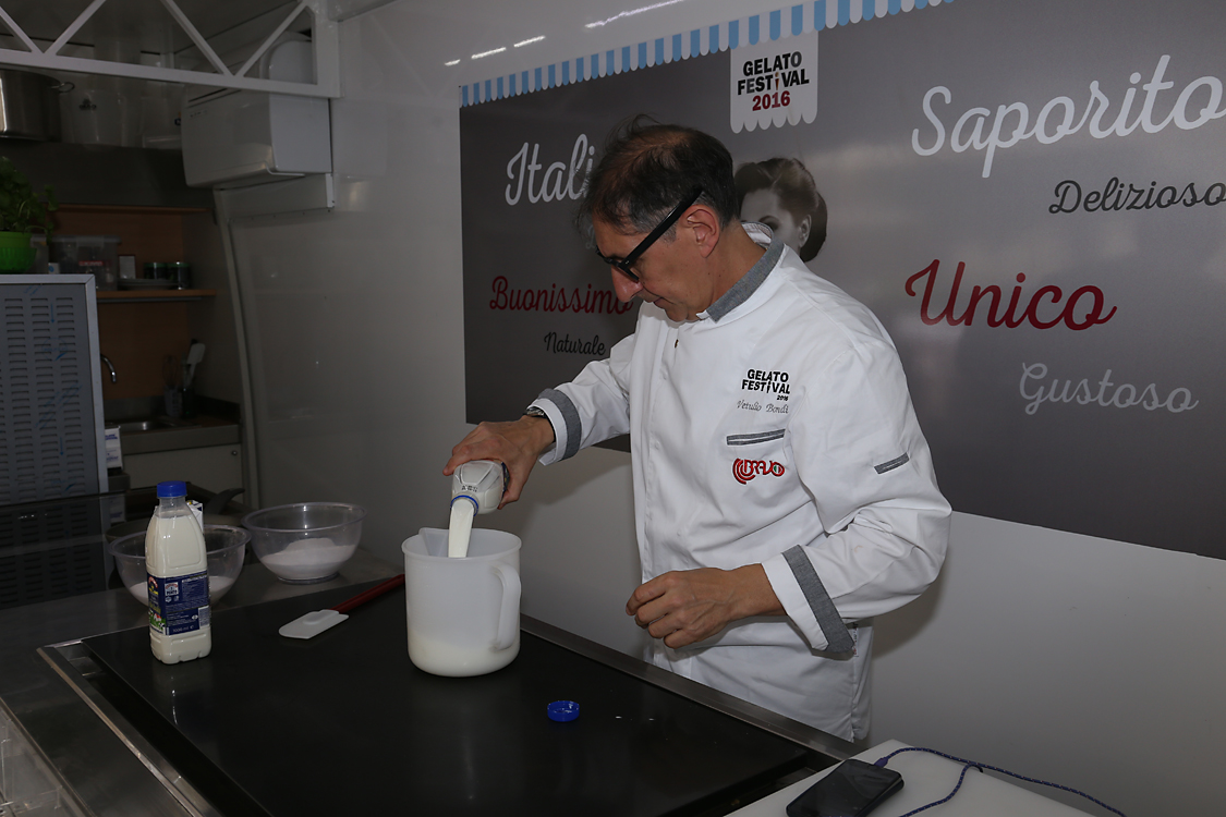 GelatoFestival2016_107.jpg - Il coordinatore Vetulio Bondi prepara il suo gelato dedicato alla tappa del Giro d'Italia