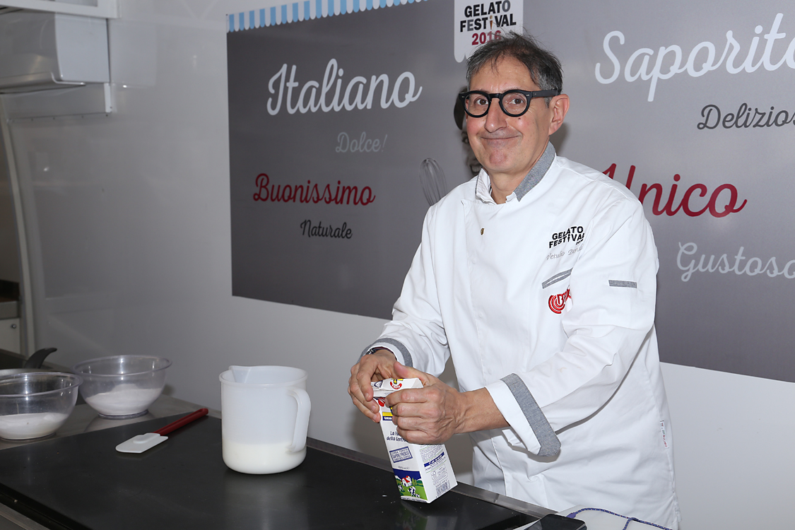 GelatoFestival2016_108.jpg - Il coordinatore Vetulio Bondi prepara il suo gelato dedicato alla tappa del Giro d'Italia