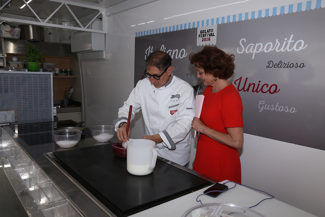 GelatoFestival2016_109.jpg - Il coordinatore Vetulio Bondi prepara il suo gelato dedicato alla tappa del Giro d'Italia sotto lo sguardo vigile della presentatrice della rassegna Annamaria Tossani