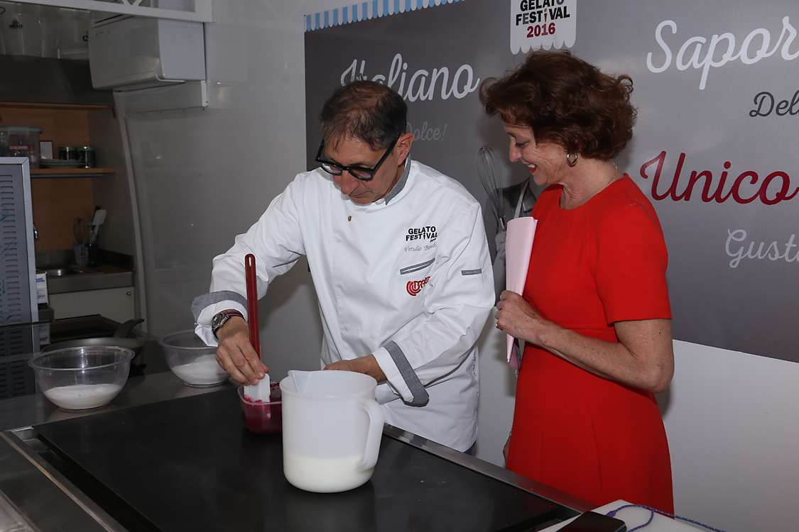 GelatoFestival2016_110.jpg - Il coordinatore Vetulio Bondi prepara il suo gelato dedicato alla tappa del Giro d'Italia sotto lo sguardo vigile della presentatrice della rassegna Annamaria Tossani