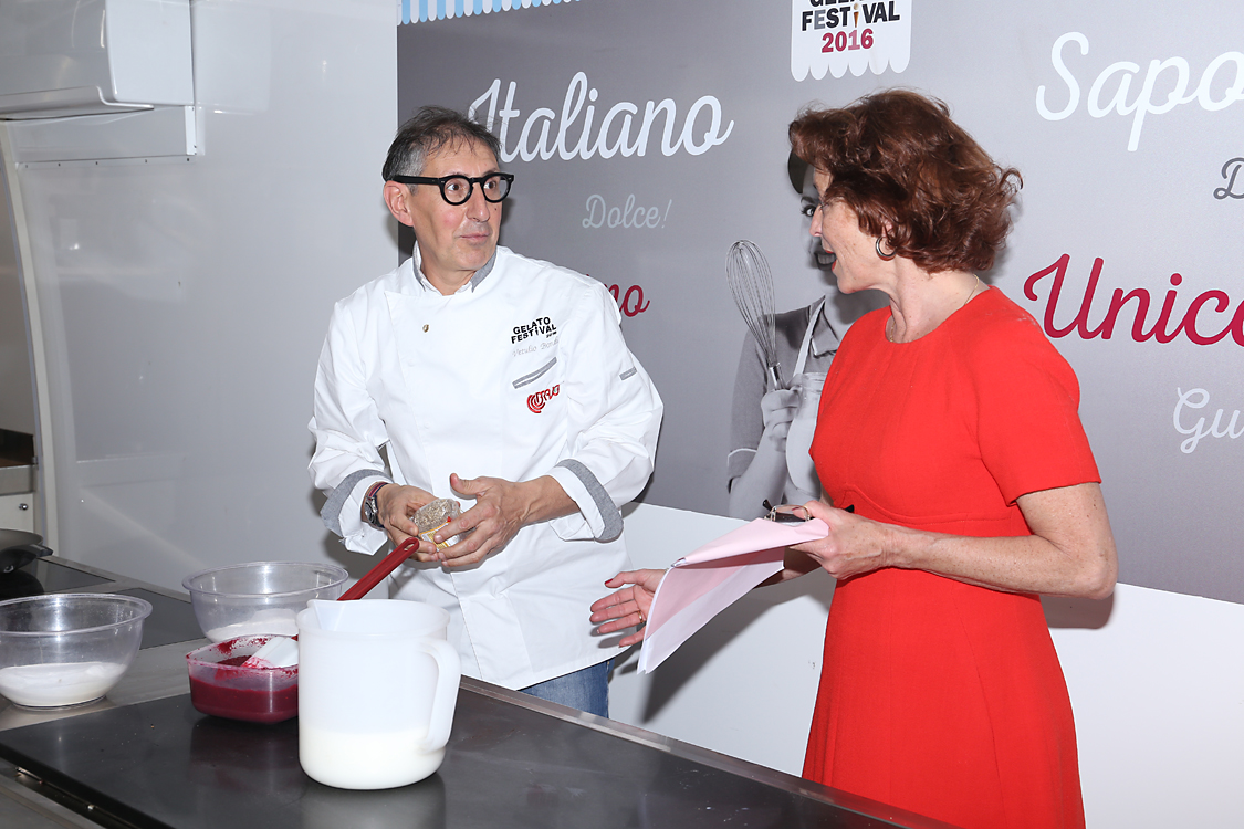 GelatoFestival2016_111.jpg - Il coordinatore Vetulio Bondi prepara il suo gelato dedicato alla tappa del Giro d'Italia e scherza con la presentatrice della rassegna Annamaria Tossani