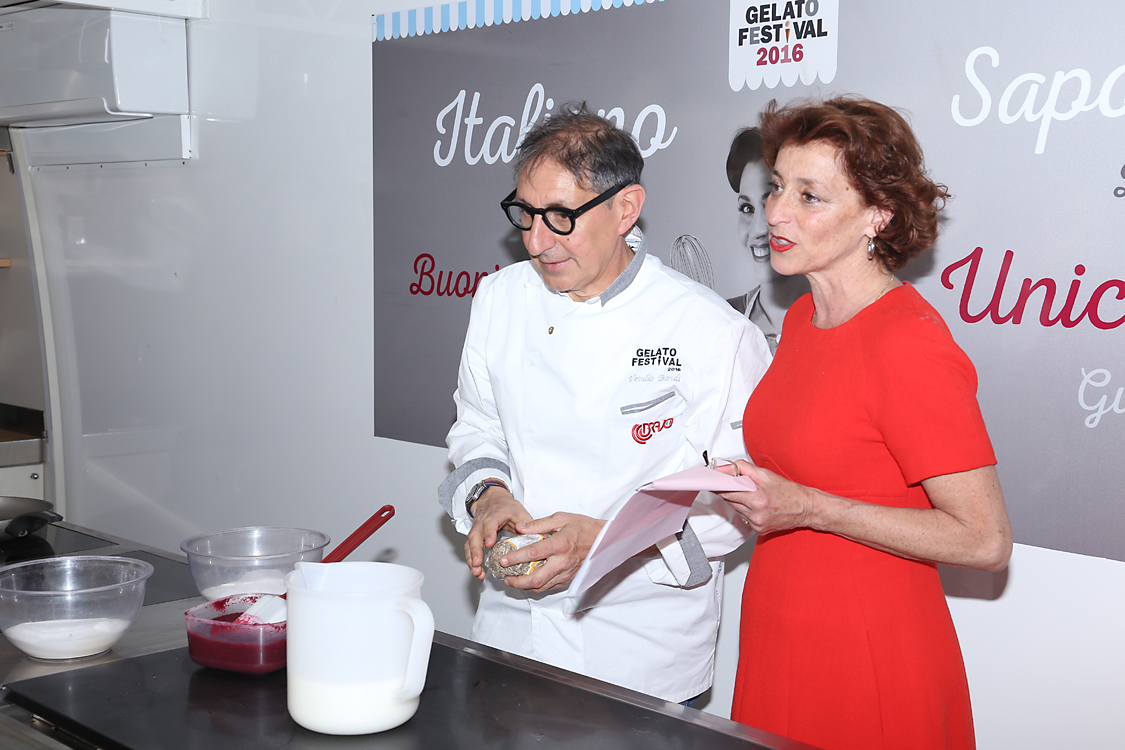 GelatoFestival2016_112.jpg - Il coordinatore Vetulio Bondi prepara il suo gelato dedicato alla tappa del Giro d'Italia sotto lo sguardo vigile della presentatrice della rassegna Annamaria Tossani