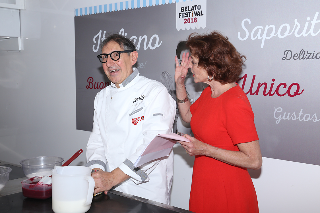 GelatoFestival2016_113.jpg - Il coordinatore Vetulio Bondi prepara il suo gelato dedicato alla tappa del Giro d'Italia sotto lo sguardo vigile della presentatrice della rassegna Annamaria Tossani