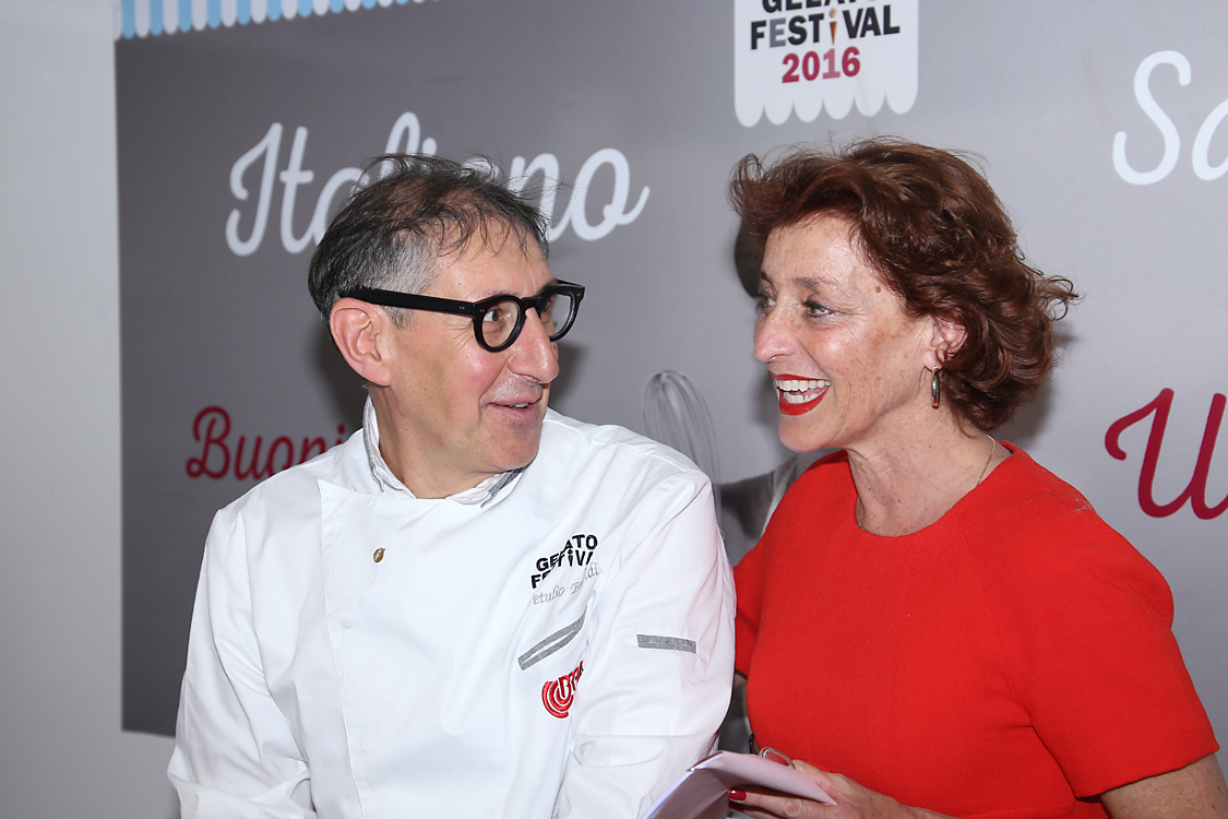 GelatoFestival2016_114.jpg - Il coordinatore Vetulio Bondi prepara il suo gelato dedicato alla tappa del Giro d'Italia e scherza con la presentatrice della rassegna Annamaria Tossani