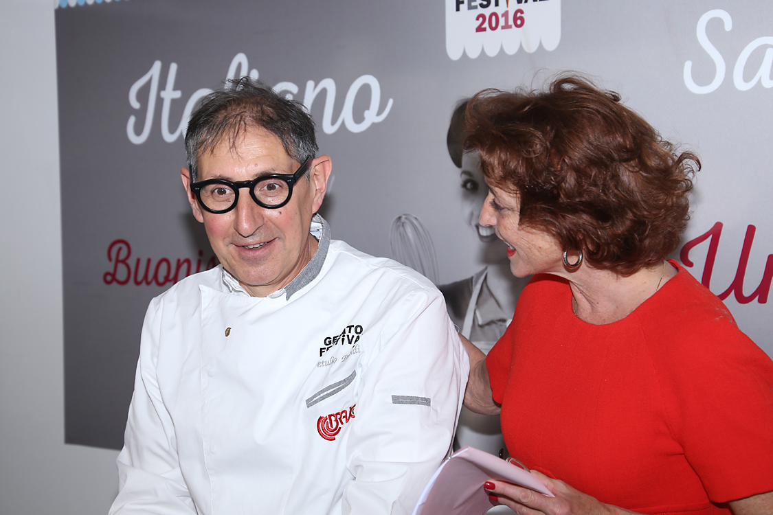 GelatoFestival2016_115.jpg - Il coordinatore Vetulio Bondi prepara il suo gelato dedicato alla tappa del Giro d'Italia e scherza con la presentatrice della rassegna Annamaria Tossani