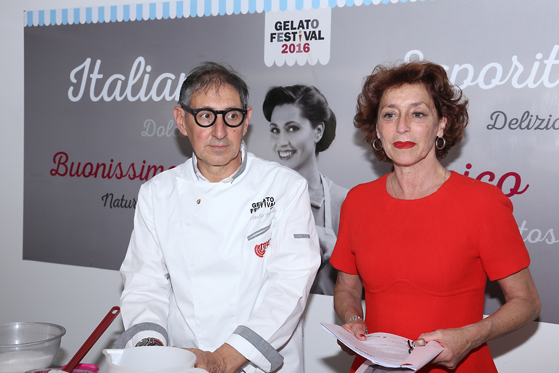 GelatoFestival2016_116.jpg - Il coordinatore Vetulio Bondi prepara il suo gelato dedicato alla tappa del Giro d'Italia e scherza con la presentatrice della rassegna Annamaria Tossani