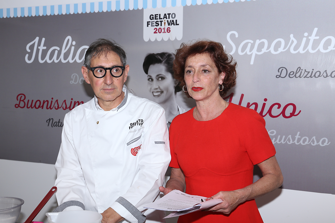 GelatoFestival2016_117.jpg - Il coordinatore Vetulio Bondi prepara il suo gelato dedicato alla tappa del Giro d'Italia e scherza con la presentatrice della rassegna Annamaria Tossani