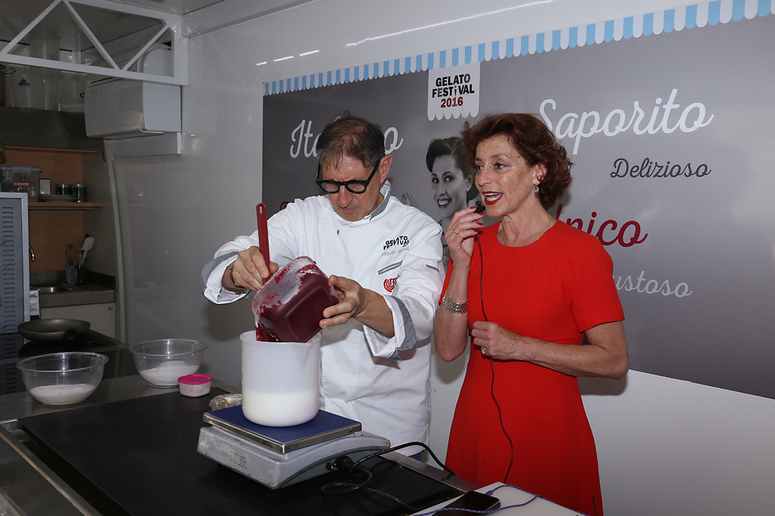 GelatoFestival2016_119.jpg - Il coordinatore Vetulio Bondi prepara il suo gelato dedicato alla tappa del Giro d'Italia con la presentatrice della rassegna Annamaria Tossani