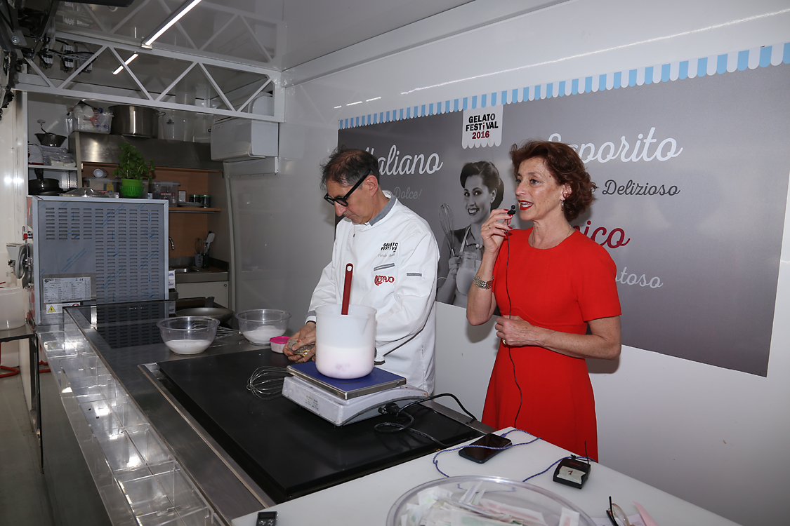 GelatoFestival2016_121.jpg - Il coordinatore Vetulio Bondi prepara il suo gelato dedicato alla tappa del Giro d'Italia con la presentatrice della rassegna Annamaria Tossani