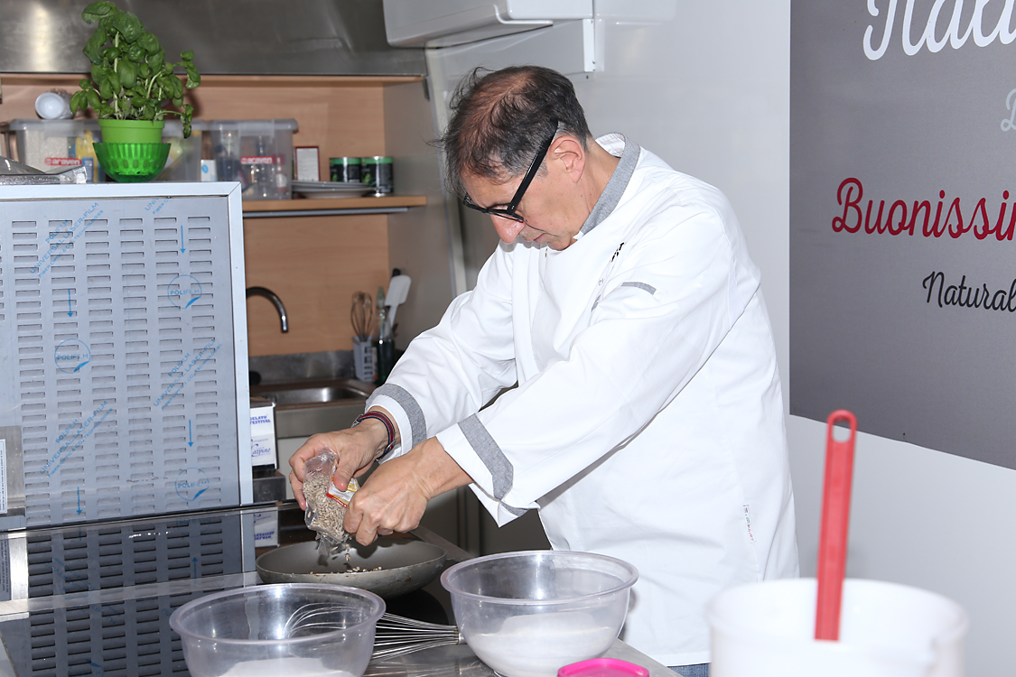 GelatoFestival2016_122.jpg - Il coordinatore Vetulio Bondi prepara il suo gelato dedicato alla tappa del Giro d'Italia