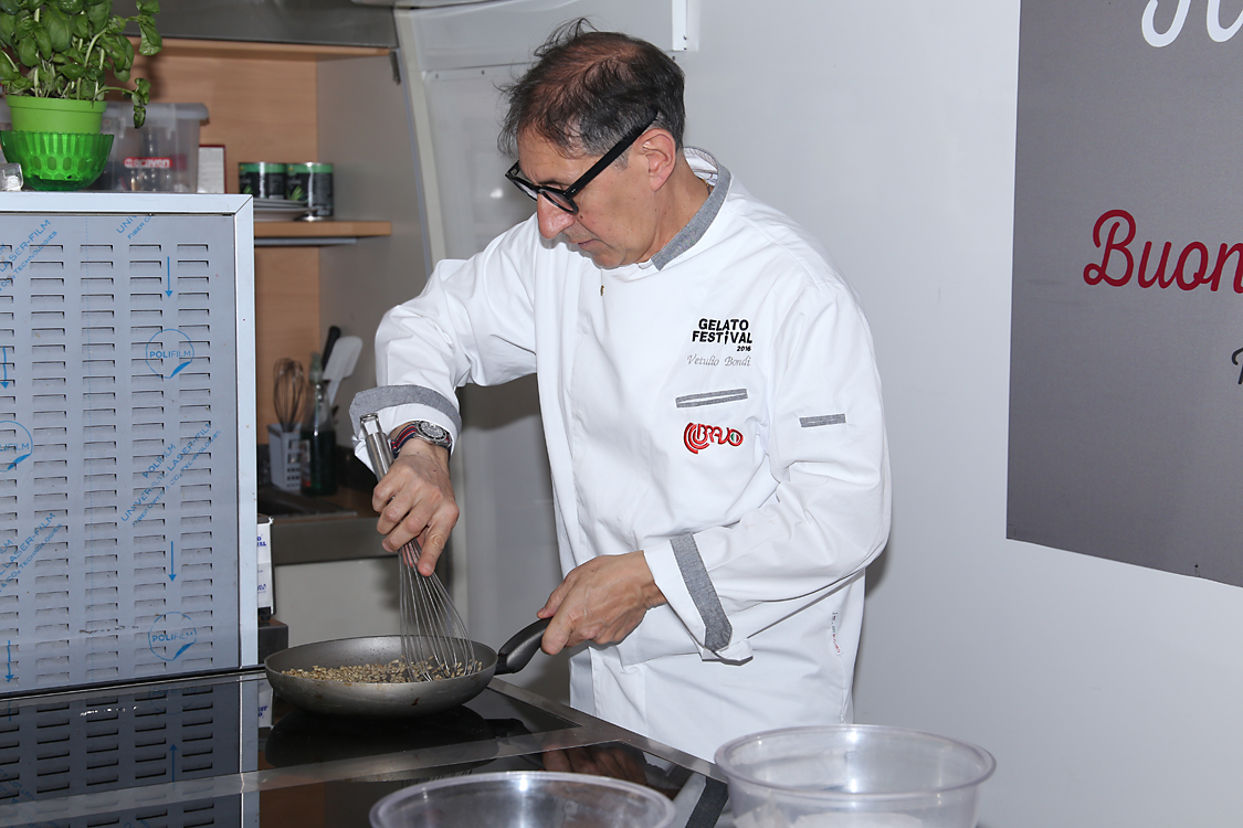 GelatoFestival2016_123.jpg - Il coordinatore Vetulio Bondi prepara il suo gelato dedicato alla tappa del Giro d'Italia