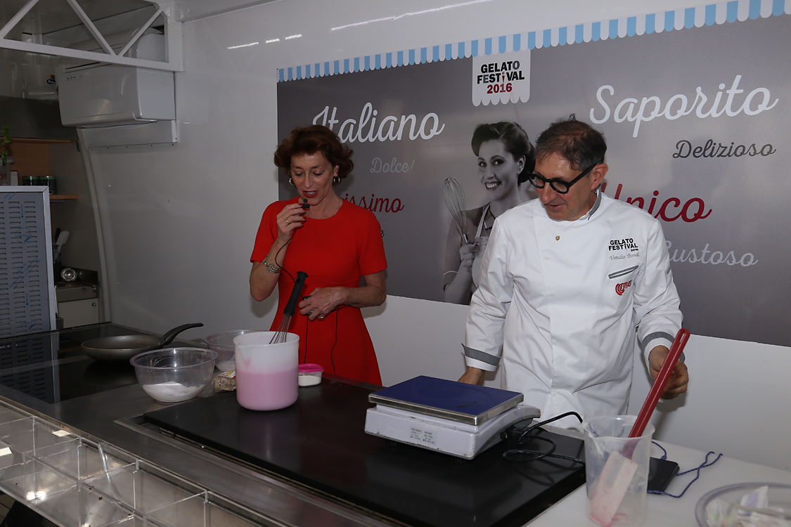 GelatoFestival2016_128.jpg - Il coordinatore Vetulio Bondi prepara il suo gelato dedicato alla tappa del Giro d'Italia con la presentatrice della rassegna Annamaria Tossani