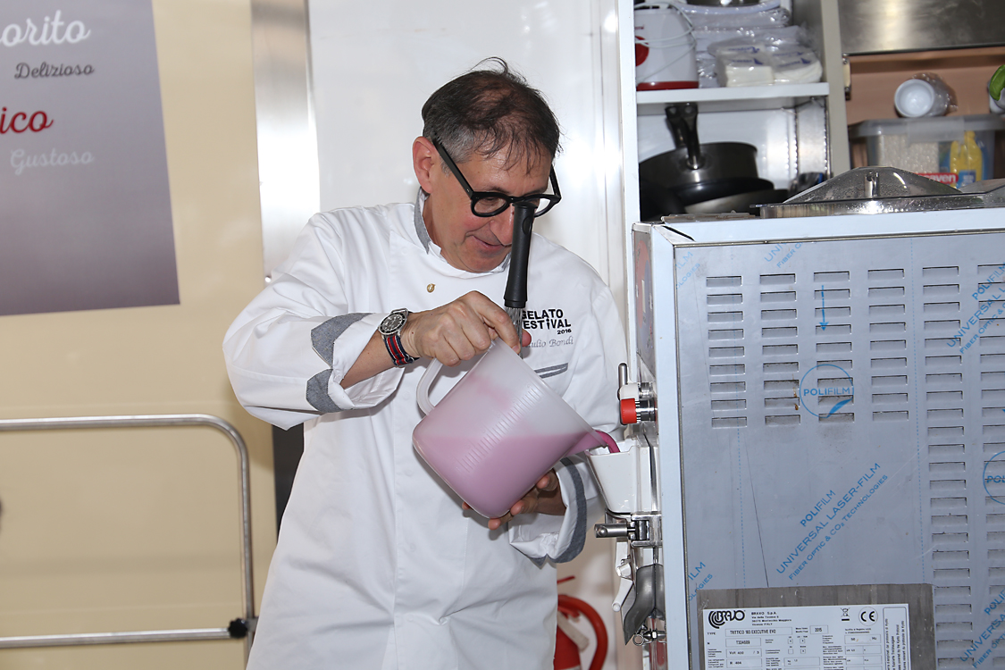 GelatoFestival2016_129.jpg - Il coordinatore Vetulio Bondi prepara il suo gelato dedicato alla tappa del Giro d'Italia