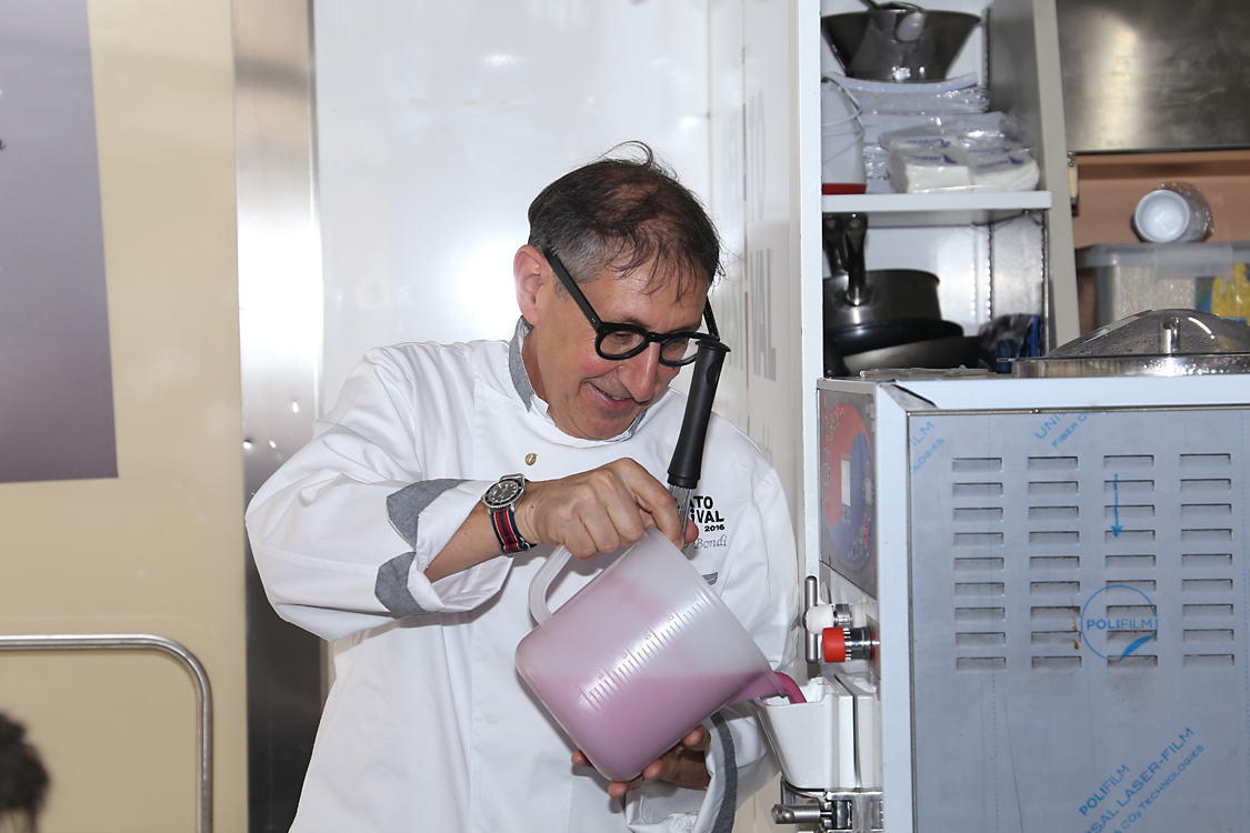 GelatoFestival2016_130.jpg - Il coordinatore Vetulio Bondi prepara il suo gelato dedicato alla tappa del Giro d'Italia