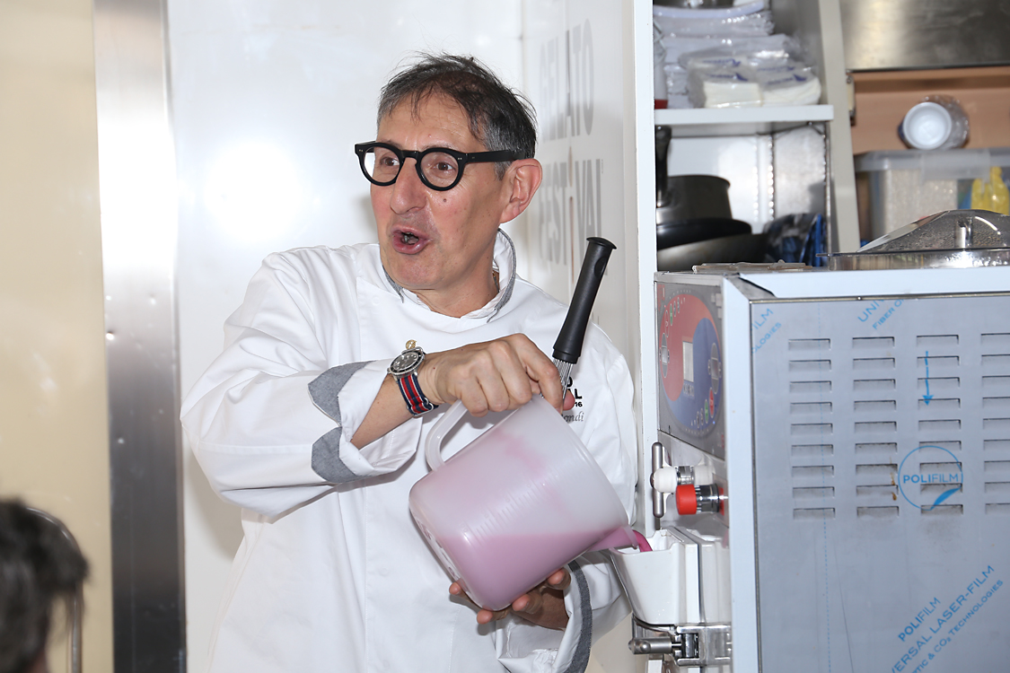 GelatoFestival2016_131.jpg - Il coordinatore Vetulio Bondi prepara il suo gelato dedicato alla tappa del Giro d'Italia