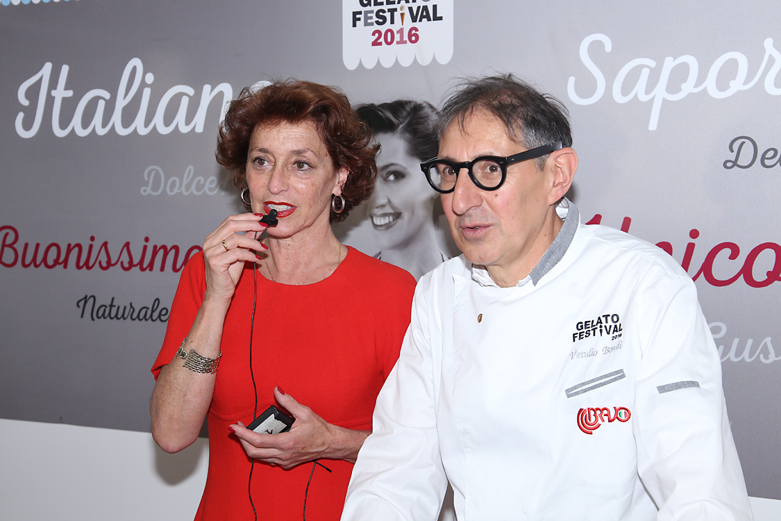 GelatoFestival2016_132.jpg - Mentre il gelato si sta preparando Vetulio Bondi e Annamaria Tossani intrattengono e spiegano al pubblico presente