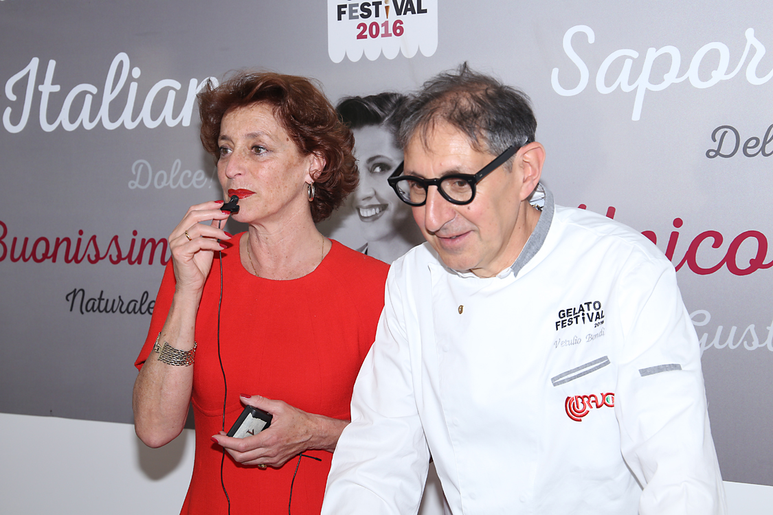 GelatoFestival2016_133.jpg - Mentre il gelato si sta preparando Vetulio Bondi e Annamaria Tossani intrattengono e spiegano al pubblico presente