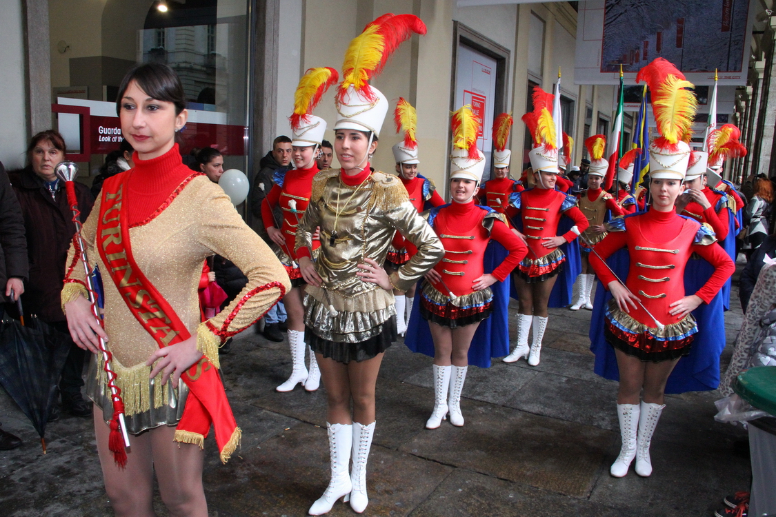 Esibizioni_004.JPG - SFILATA DELLA RAPPRESENTATIVA DELLA FEDERAZIONE ITALIANA GRUPPI MAJORETTES  E DELLA BANDA RAPPRESENTATIVA DELLA CITTÀ METROPOLITANA DI TORINO