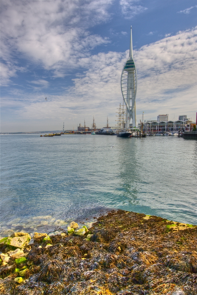 1.jpg - Il viaggio inizia da Portsmouth...porto principale della Royal Navy. Il paesaggio è sovrastato dalla moderna Spinnaker Tower alta ben 170 metri.