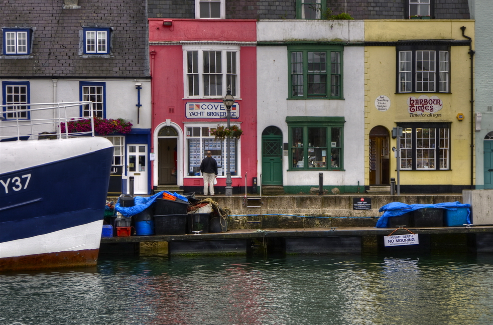 23.jpg - In mattinata giungiamo a Weymouth, località balneare preferita dei re del 1700...nemmeno il tempo piovoso riesce a togliere colore dalle facciate delle case.