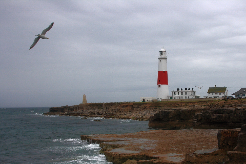 24.JPG - Alla fine della penisola di Portland incontriamo il suo maestoso faro. A giudicare dalle condizioni atmosferiche le olimpiadi di vela del prossimo anno che si svolgeranno proprio qui saranno movimentate!