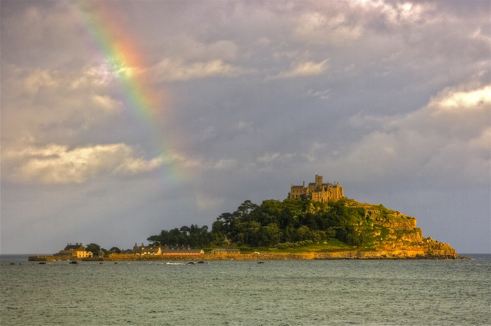 36.jpg - Davanti a Marazion si trova l'isolotto di St. Michael Mount. Durante la bassa marea una strada rialzata e coperta di ciottoli collega l'isola alla terraferma.