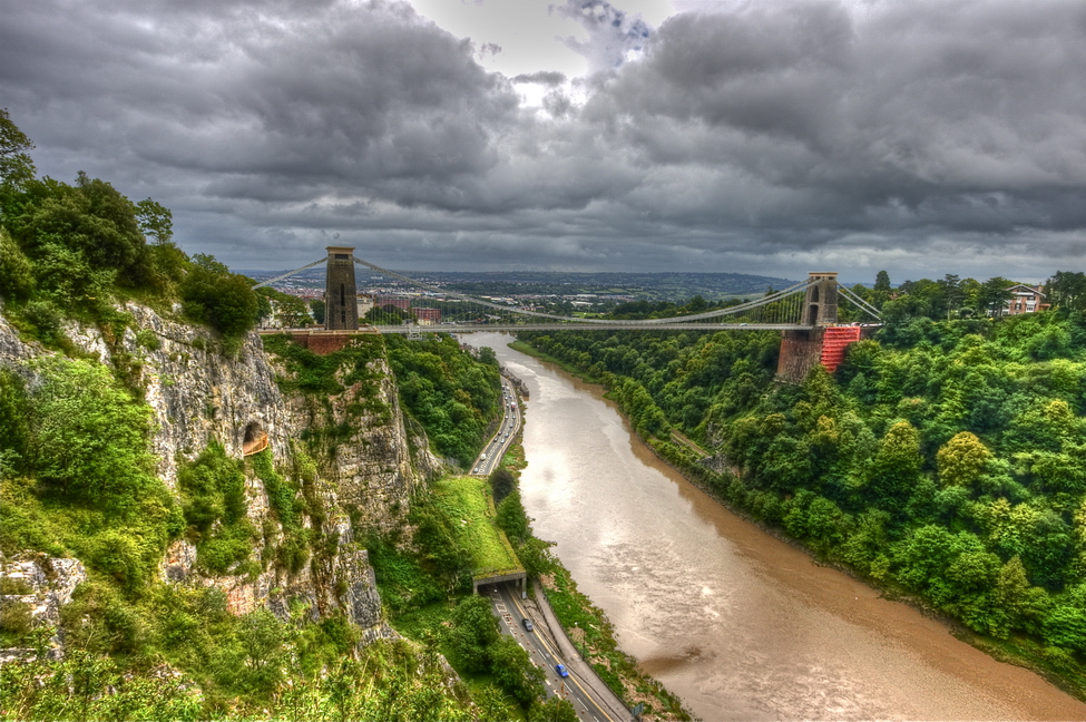 53.jpg - Un pò triste la città di Bristol...ma giusta e silenziosa per dormire. Spettacolare e vertiginoso tuttavia il ponte sospeso di Brunel. Alto 76, metri attraversa l'Avon Gorge fin dal 1864.