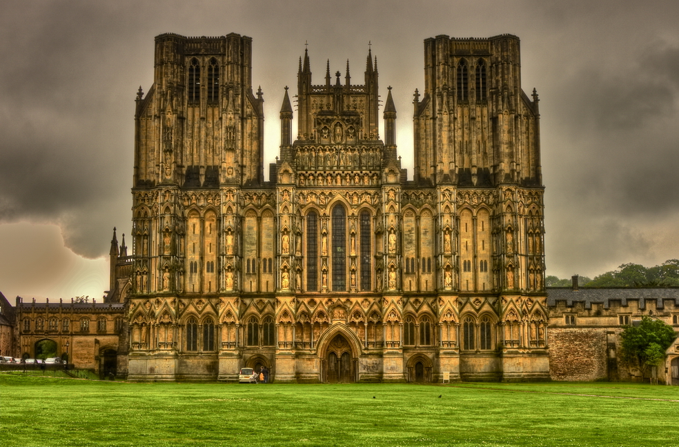 54.jpg - La facciata della cattedrale di Wells è un'immensa galleria costituita da ben 300 sculture. Il paese piccolo e tranquillo sarebbe molto bello...ma la giornata piovosa lo rende un pò triste....