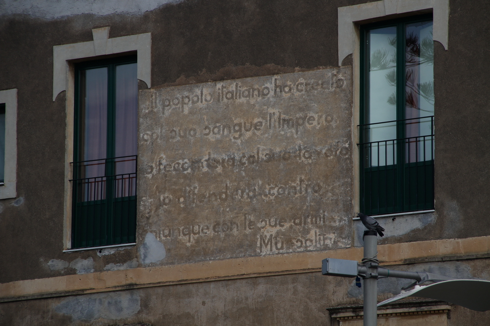 Sicilia_003.JPG - e scritte antiche: Il popolo italiano ha creato col suo sangue l'Impero. Lo feconderà col suo lavoro e lo difenderà contro chiunque e con le sue armi. Mussolini.