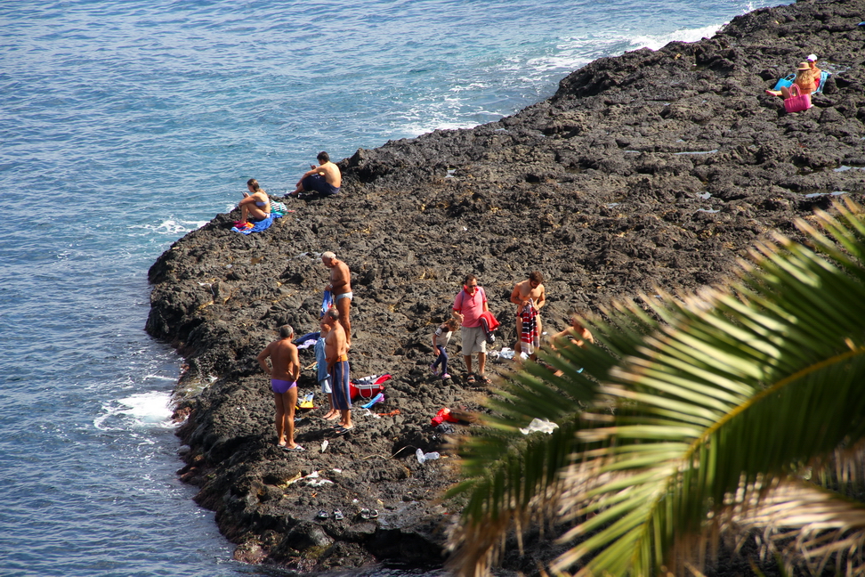 Sicilia_006.JPG - Spiagge di pietra lavica...