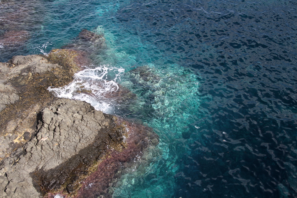 Sicilia_008.JPG - su un mare azzurro intenso...