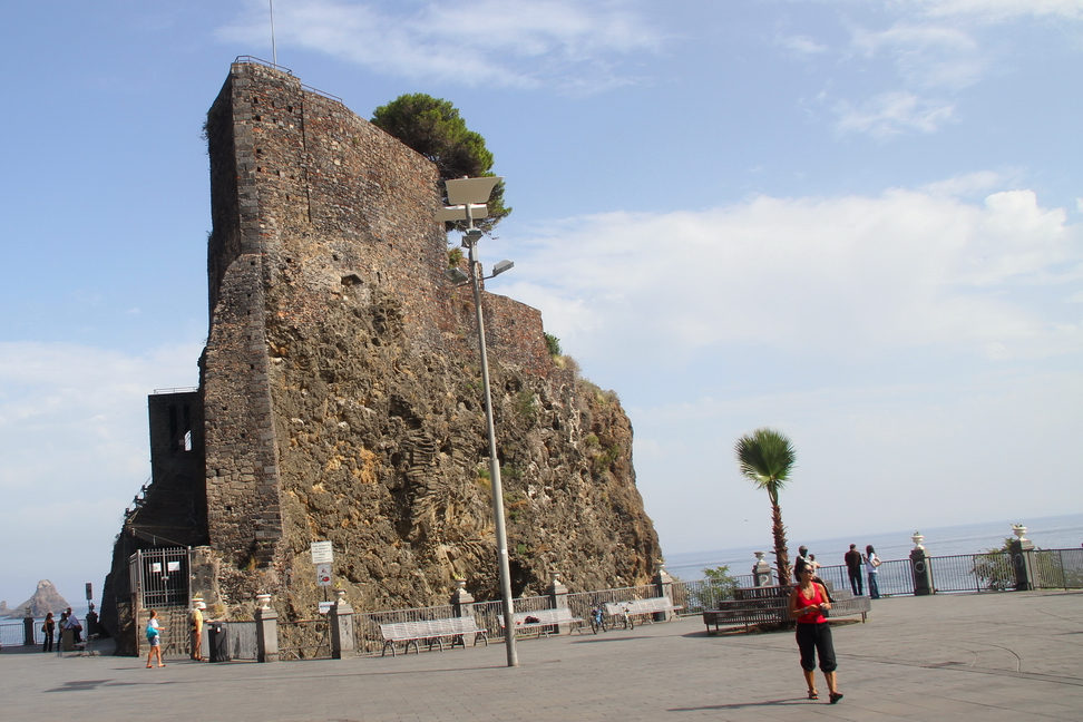 Sicilia_025.JPG - Il Castello di Aci si erge su una rupe di pietra lavica che si affaccia sul mare ed è inaccessibile tranne che per l'accesso attraverso una scalinata in muratura.