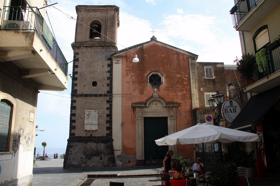 Sicilia_026.JPG - Una rustica chiesetta chiude la piazza....