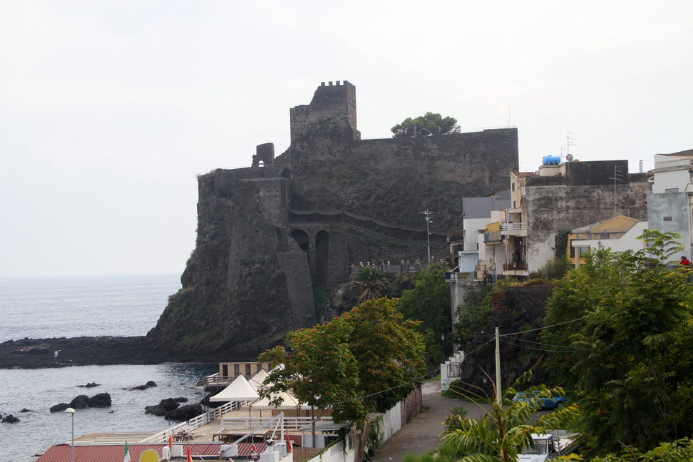 Sicilia_038.JPG - Nel 1329 il territorio fu nuovamente sconvolto da un terribile terremoto e da una eruzione...Rimangono oggi poche strutture: l'accesso, che conserva i resti dell'impianto del ponte levatoio, il cortile dove si trova un piccolo orto botanico, diversi ambienti, fra cui quelli dove è accolto il museo e un cappella (secondo alcuni bizantina) e un'ampia terrazza panoramica sul golfo antistante.