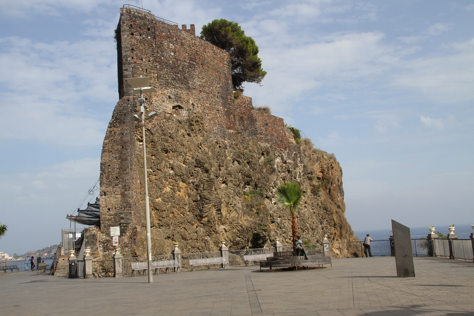 Sicilia_041.JPG - L'eruzione fu preceduta il 4 febbraio da uno dei terremoti più funesti che si ricordino. Le lave di quella eruzione investirono il territorio di Aci e, si narra, arrivarono sino al castello, colmando il braccio di mare che lo separava dalla costa.