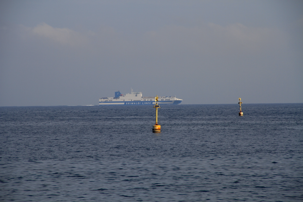 Sicilia_053.JPG - Lontano nel mare una nave appare...