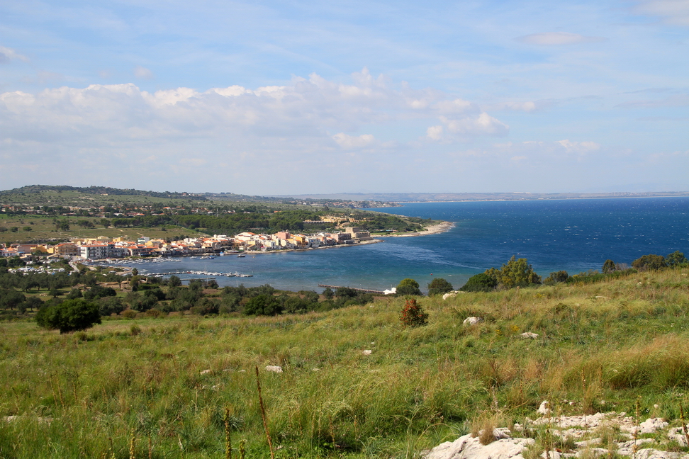 Sicilia_073.JPG - e sulla baia che delimita Brucoli...