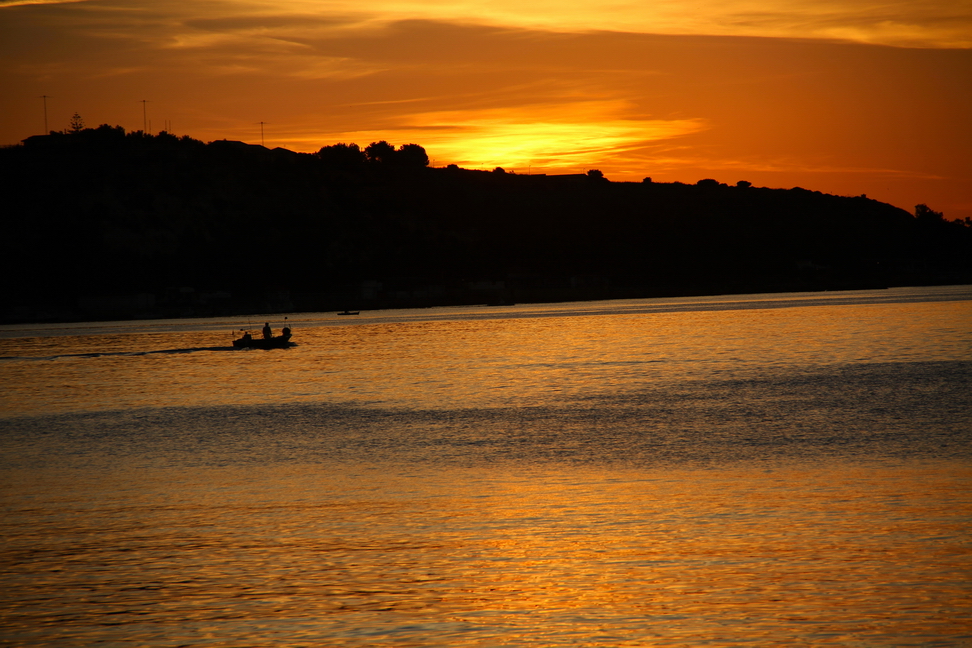 Sicilia_080.JPG - e il sole li guida sulla sua scia...