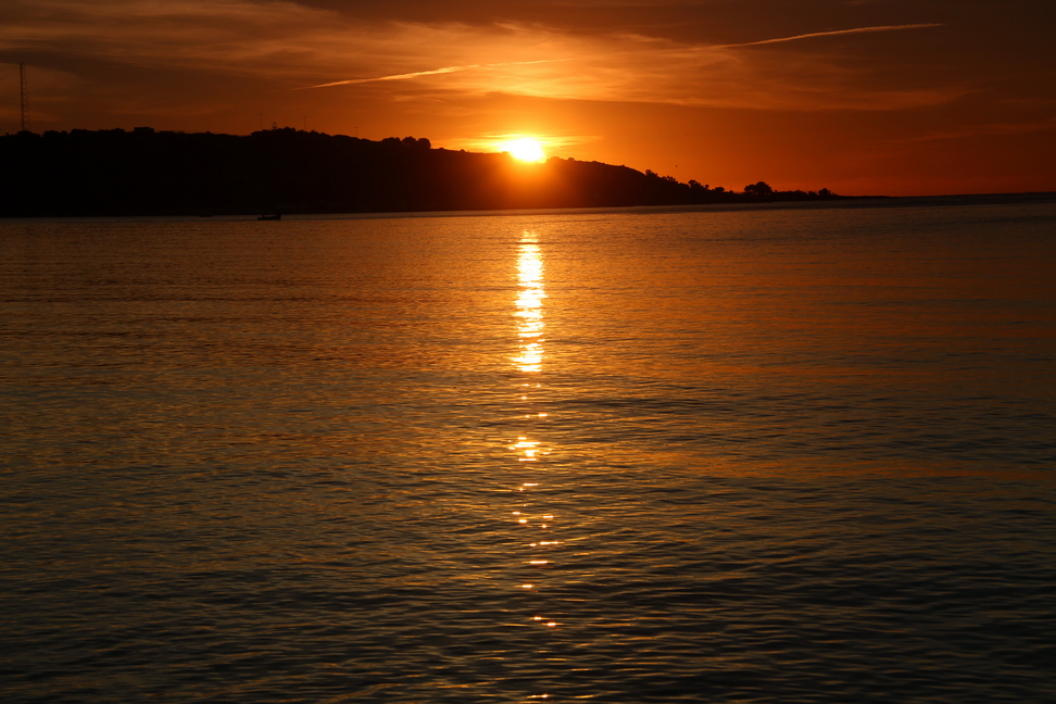 Sicilia_083.JPG - ecco, come occhi che si aprono...il sole.