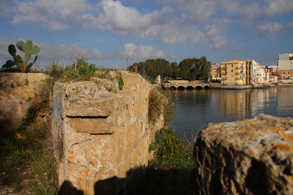 Sicilia_087.JPG - che vegliano su varchi che si aprono sul ponte vecchio...